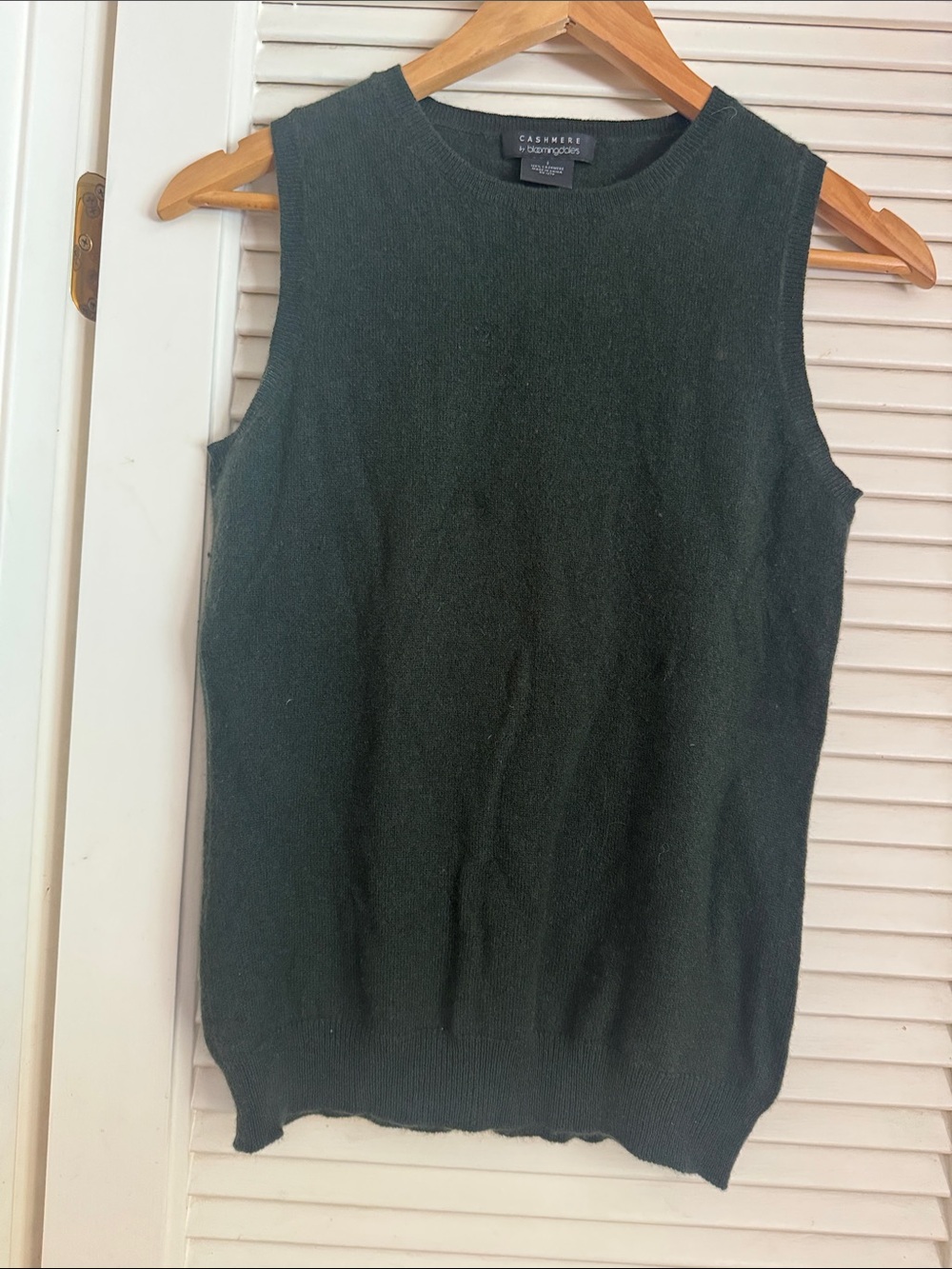 Bloomingdale's Cashmere sleeveless Sweater - Olive Green